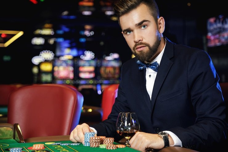 Dealer profesional jktjkt38 membagikan kartu Teen Patti di studio live